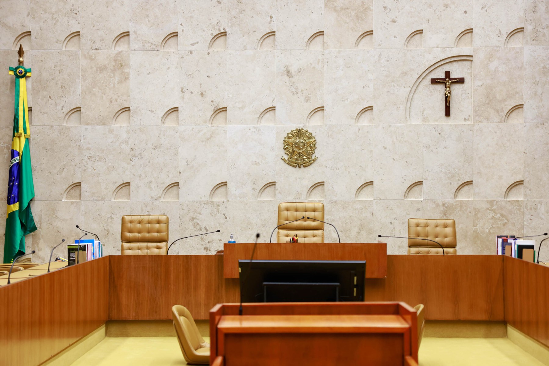 Plenário do Supremo Tribunal Federal, com a bandeira nacional e o brasão da República ao fundo